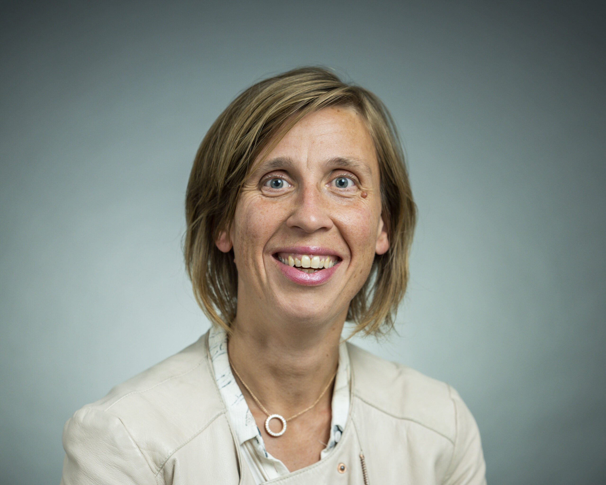 "Bij ITIP heb ik geleerd hoe ik uit oude patronen kan stappen. Door te oefenen met voelen wat mij echt raakt en wat er op mijn hart ligt, mezelf meer laten zien en uitspreken wat er in mij leeft, maak ik makkelijker contact met mezelf en de mensen om mij heen."